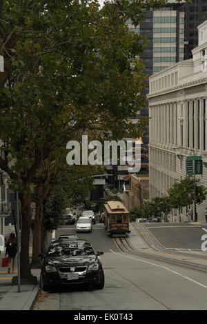 Ritratto di auto cavo di discesa pendio ripido California Street tra Stockton Street e Grant Avenue, San Francisco, Stati Uniti d'America Foto Stock