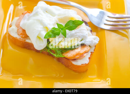 Close up affogò delizioso uovo con tutto il pane di grano Foto Stock