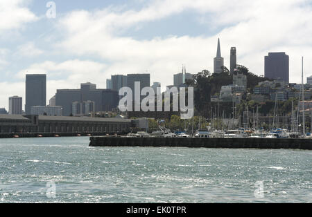 Cielo blu, il bianco delle nuvole baia vista traghetto, Coit Tower, il quartiere finanziario di grattacieli, marina tra piloni 39, 35, San Francisco Foto Stock