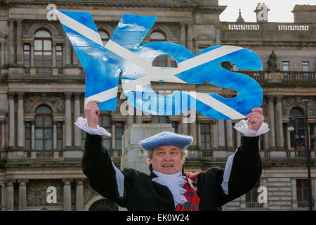 Più di duemila manifestanti hanno preso parte ad un Anti Trident e anti nuclear marcia di protesta a Glasgow, a partire da George Square e a sfilare attraverso il centro della citta'. Alcuni esponenti politici hanno preso parte tra cui Patrick Harvie, MSP, il leader della Scottish partito dei Verdi. Immagine è di Ray Ross, 64 anni, da Dumbarton. Foto Stock