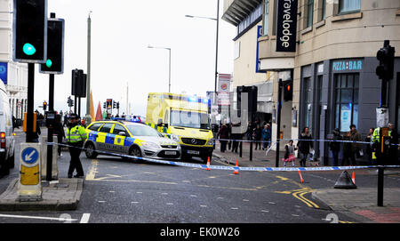 Brighton, Regno Unito. Il 4 aprile, 2015. Le strade chiuse dalla polizia intorno al Churchill Square Shopping Centre in Brighton dopo un incendio scoppiato in uno dei parcheggi oggi il centro non era prevista per riaprire fino al più tardi nel pomeriggio Credito: Simon Dack/Alamy Live News Foto Stock