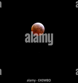 Santa Barbara, California USA- 4 Aprile 2015 Minor eclissi lunare totale del secolo. È anche chiamato un " sangue luna". Credito: Werner Fotos/Alamy Live News Foto Stock