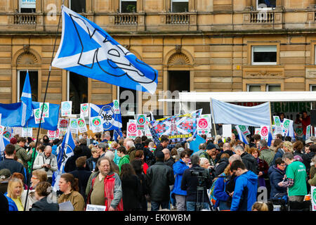 Più di duemila manifestanti hanno preso parte ad un Anti Trident e anti nuclear marcia di protesta a Glasgow, a partire da George Square e a sfilare attraverso il centro della citta'. Alcuni esponenti politici hanno preso parte tra cui Patrick Harvie, MSP, il leader della Scottish Partito Verde Foto Stock