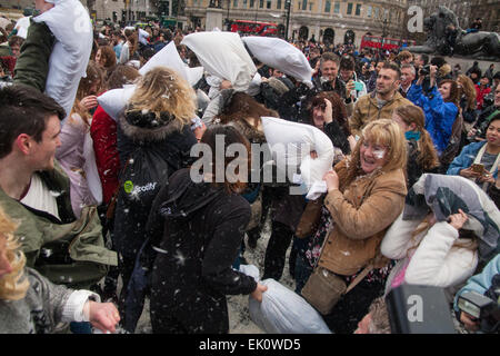Londra, Regno Unito. Il 4 aprile, 2015. Centinaia di persone si prendono [parte in un gigante pillowfight in Trafalgar Square come il mondo annuale pillowfight giorno diventa in corso. Credito: Paolo Davey/Alamy Live News Foto Stock