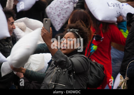 Londra, Regno Unito. Il 4 aprile, 2015. Centinaia di persone si prendono [parte in un gigante pillowfight in Trafalgar Square come il mondo annuale pillowfight giorno diventa in corso. Credito: Paolo Davey/Alamy Live News Foto Stock