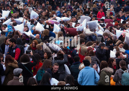 Londra, Regno Unito. Il 4 aprile, 2015. Centinaia di persone si prendono [parte in un gigante pillowfight in Trafalgar Square come il mondo annuale pillowfight giorno diventa in corso. Credito: Paolo Davey/Alamy Live News Foto Stock