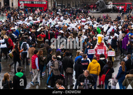 Londra, Regno Unito. Il 4 aprile, 2015. Centinaia di persone si prendono [parte in un gigante pillowfight in Trafalgar Square come il mondo annuale pillowfight giorno diventa in corso. Credito: Paolo Davey/Alamy Live News Foto Stock