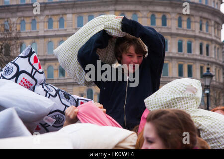 Londra, Regno Unito. Il 4 aprile, 2015. Centinaia di persone si prendono [parte in un gigante pillowfight in Trafalgar Square come il mondo annuale pillowfight giorno diventa in corso. Credito: Paolo Davey/Alamy Live News Foto Stock