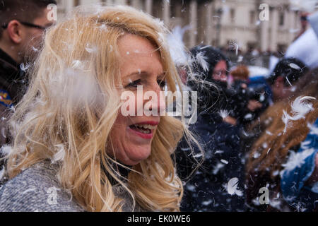 Londra, Regno Unito. Il 4 aprile, 2015. Centinaia di persone si prendono [parte in un gigante pillowfight in Trafalgar Square come il mondo annuale pillowfight giorno diventa in corso. Credito: Paolo Davey/Alamy Live News Foto Stock