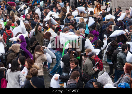 Londra, Regno Unito. Il 4 aprile, 2015. Centinaia di persone si prendono [parte in un gigante pillowfight in Trafalgar Square come il mondo annuale pillowfight giorno diventa in corso. Credito: Paolo Davey/Alamy Live News Foto Stock