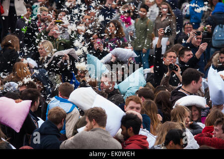 Londra, Regno Unito. Il 4 aprile, 2015. Centinaia di persone si prendono [parte in un gigante pillowfight in Trafalgar Square come il mondo annuale pillowfight giorno diventa in corso. Credito: Paolo Davey/Alamy Live News Foto Stock