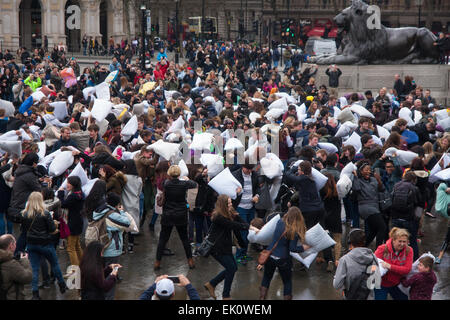 Londra, Regno Unito. Il 4 aprile, 2015. Centinaia di persone si prendono [parte in un gigante pillowfight in Trafalgar Square come il mondo annuale pillowfight giorno diventa in corso. Credito: Paolo Davey/Alamy Live News Foto Stock