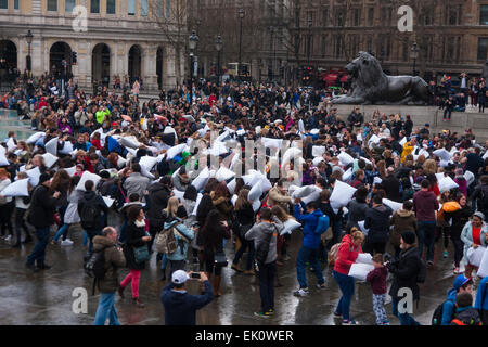 Londra, Regno Unito. Il 4 aprile, 2015. Centinaia di persone si prendono [parte in un gigante pillowfight in Trafalgar Square come il mondo annuale pillowfight giorno diventa in corso. Credito: Paolo Davey/Alamy Live News Foto Stock