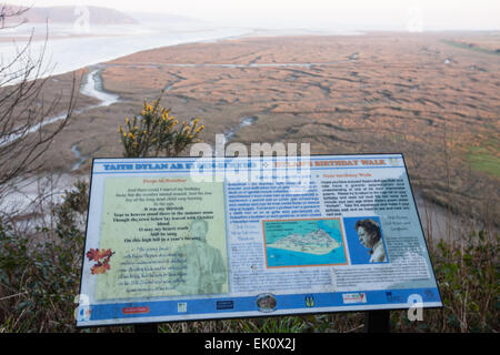 Informazioni,segno bordo mostra poeta Dylan Thomas' compleanno a piedi in Laugharne con vedute di marsh,le zone umide del Fiume Taf Estuary, Foto Stock