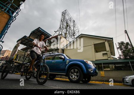 Pampanga, Filippine. 04 apr, 2015. San Fernando, Pampanga, Filippine - un cartellone pubblicitario è piegato in San Fernando, Pampanga come paese bretelle per Typhoon Maysak (localmente noto come Chedeng) Sabato, 4 aprile 2015. Sebbene il tifone Maysak ha indebolito, disaster risk preparazioni è ben avviata soprattutto nei comuni costieri della Eastern Northern Luzon. Si prevede di fare approdo nel sud di Isabela domenica circa 4 a 6am con venti sostenuti di 115 chilometri all'ora. Foto di Mark Cristino © Mark Cristino/Pacific Press/Alamy Live News Foto Stock