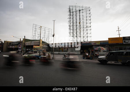Pampanga, Filippine. 04 apr, 2015. San Fernando, Pampanga, Filippine - Gli annunci tramite Affissioni sono ripiegate in San Fernando, Pampanga come paese bretelle per Typhoon Maysak (localmente noto come Chedeng) Sabato, 4 aprile 2015. Sebbene il tifone Maysak ha indebolito, disaster risk preparazioni è ben avviata soprattutto nei comuni costieri della Eastern Northern Luzon. Si prevede di fare approdo nel sud di Isabela domenica circa 4 a 6am con venti sostenuti di 115 chilometri all'ora. Foto di Mark Cristino © Mark Cristino/Pacific Press/Alamy Live News Foto Stock