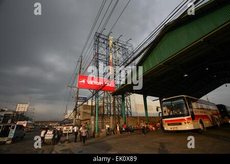 San Fernando, Pampanga, Filippine - un cartellone pubblicitario viene piegato oltre una provinciale alla stazione degli autobus in San Fernando, Pampanga come paese bretelle per Typhoon Maysak (localmente noto come Chedeng) Sabato, 4 aprile 2015. Sebbene il tifone Maysak ha indebolito, disaster risk preparazioni è ben avviata soprattutto nei comuni costieri della Eastern Northern Luzon. Si prevede di fare approdo nel sud di Isabela domenica circa 4 a 6am con venti sostenuti di 115 chilometri all'ora. Foto di Mark Cristino (foto di Mark Cristino/Pacific Stampa) Foto Stock