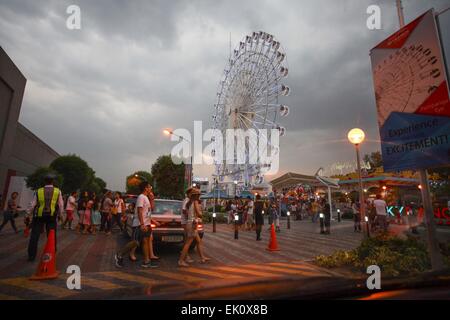 Pampanga, Filippine. 04 apr, 2015. San Fernando, Pampanga, Filippine - la gente visita un amusment park di San Fernando, Pampanga come paese bretelle per Typhoon Maysak (localmente noto come Chedeng) Sabato, 4 aprile 2015. Sebbene il tifone Maysak ha indebolito, disaster risk preparazioni è ben avviata soprattutto nei comuni costieri della Eastern Northern Luzon. Si prevede di fare approdo nel sud di Isabela domenica circa 4 a 6am con venti sostenuti di 115 chilometri all'ora. Foto di Mark Cristino © Mark Cristino/Pacific Press/Alamy Live News Foto Stock