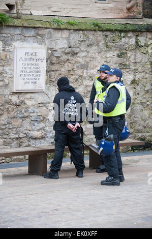 Oxford, Regno Unito. Il 4 aprile, 2015. Difesa inglese League |protesta e Marzo in Oxford. Gli arresti sono stati effettuati Credito: Desmond Brambley/Alamy Live News Foto Stock