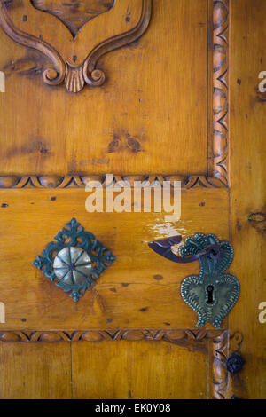 Hardware della porta in corrispondenza della voce di Sant Jakob Chiesa San Pietro, Trentino-Alto Adige, Italia Foto Stock