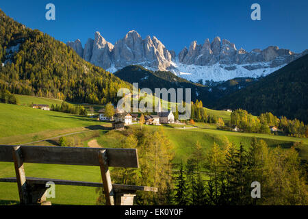 Pomeriggio autunnale sulla Val di Funes, Santa Maddalena e il Geisler-Spitzen, Dolomiti, Trentino-Alto Adige, Italia Foto Stock