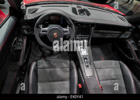 New York, NY - Aprile 2, 2015: Interno della Porsche 911 GTS Targa auto sul display a New York International Auto Show al Javits Center Foto Stock