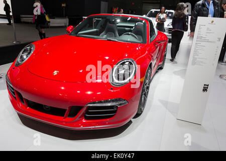 New York, NY - Aprile 2, 2015: Esterno della Porsche 911 GTS Targa auto sul display a New York International Auto Show al Javits Center Foto Stock