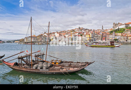 Portogallo porto sul fiume Douro NAVE PASSEGGERI E PORTO VECCHIO vino barca caricata di barili o botti di porto Foto Stock