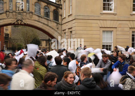 Oxford, Regno Unito il 4 aprile 2015. Oxford uniti il cuscino internazionale lotta giorno sotto il famoso Ponte dei Sospiri. Credito: Pete Lusabia/Alamy Live News Foto Stock