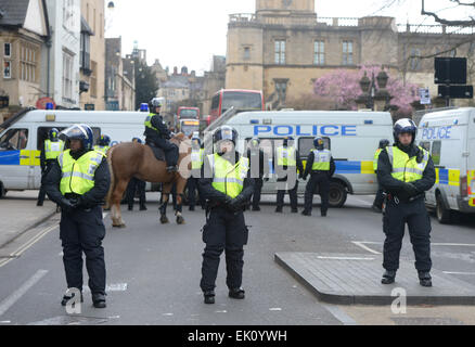 Oxford, Regno Unito. Il 4 aprile, 2015. Blocco della polizia San Aldates, Oxford Regno Unito. Credito: Denis Kennedy/Alamy Live News Foto Stock