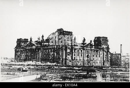 Le rovine del Reichstag dopo la seconda guerra mondiale del 1945 Foto Stock