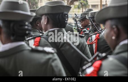 Dakar, Senegal. 4 apr, 2015. Soldati femmina attendere per la cerimonia del Giorno di indipendenza a Dakar, capitale del Senegal, 4 aprile 2015. Senegal celebra il cinquantacinquesimo Giorno di indipendenza dalla Francia nel 1960 il sabato. Credito: Li Jing/Xinhua/Alamy Live News Foto Stock