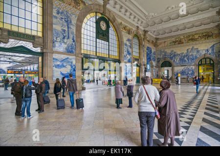 Portogallo porto alla stazione ferroviaria di Sao Bento con blu e piastrelle colorate con scene storiche e di passeggeri nella sala principale Foto Stock