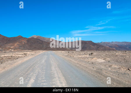 Strada di ghiaia nel sud-ovest di Fuerteventura Foto Stock