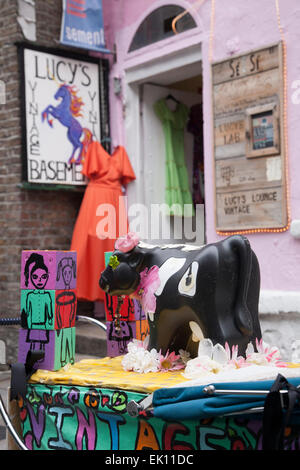 Lucy, Vintage seminterrato negozio di abbigliamento, Temple Bar di Dublino; Irlanda Foto Stock