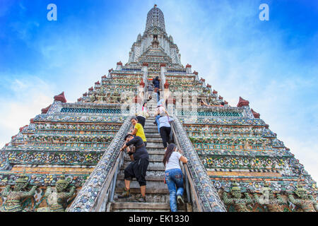 Persone che salgono il Wat Arun tempio Foto Stock