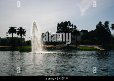 Fontana nel lago a MacArthur Park, in Westlake, Los Angeles, California. Foto Stock