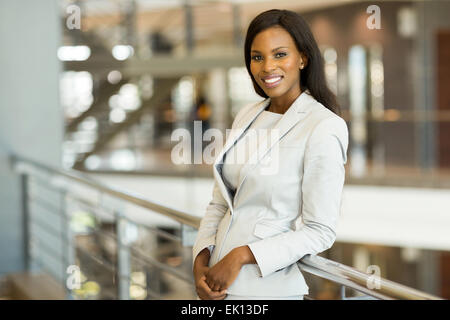 Bella donna d'affari in ufficio moderno Foto Stock