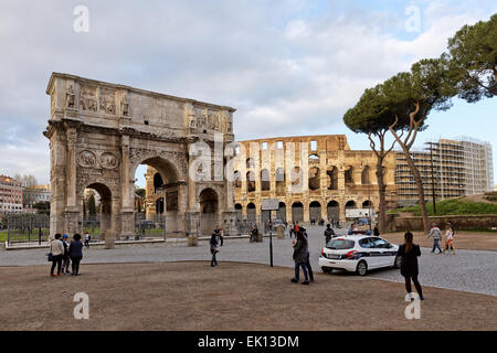 Arco di Costantino vicino al Colosseo a Roma, Italia Foto Stock