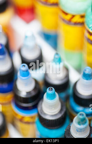 Molte bottiglie professionale con inchiostro colorato per tatuaggi. salotto  tattoo Foto stock - Alamy