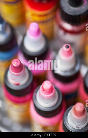 Molte bottiglie professionale con inchiostro colorato per tatuaggi. salotto  tattoo Foto stock - Alamy