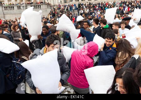 Trafalgar Square, London, Regno Unito Il 4 aprile 2015. Centinaia di persone si sono radunate in Trafalgar Square a Londra per un cuscino di massa lotta sul cuscino internazionale lotta giorno. I concorrenti ha colpito ogni altra con piuma cuscini riempiti nel Regno Unito la città capitale. Gli organizzatori della manifestazione hanno detto che la speranza la concorrenza incoraggerà i londinesi per arrivare all'aperto e de-stress. Questo anno è il 7° evento annuale che vede le persone hanno preso parte in più di 100 città in tutto il mondo. Credito: Mark Richardson/Alamy Live News Foto Stock