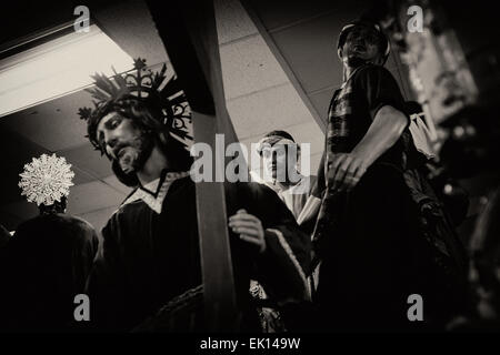 3 aprile 2015 - Badalona, Barcelona, Spagna - statue religiose attendere all interno della chiesa Sant Antoni de Llefia in Badalona (Spagna) prima di prendere parte a una processione. Nota per i redattori: Questa immagine è stata post elaborati in BW ed è inclusa in un corpo di lavoro su un totale di 18 immagini prese durante la Settimana Santa 2015 in Spagna. (Credito Immagine: © Jordi Boixareu/ZUMA filo) Foto Stock