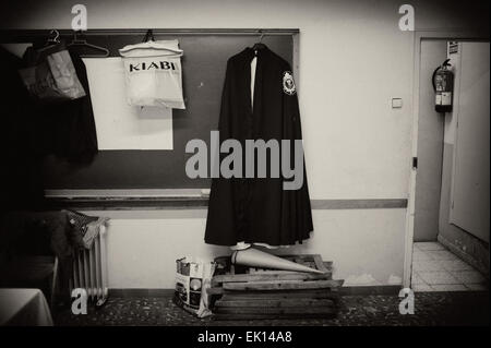 3 aprile 2015 - Badalona, Barcelona, Spagna - una veste attendere all interno della chiesa Sant Antoni de Llefia in Badalona (Spagna) prima di prendere parte a una processione. Nota per i redattori: Questa immagine è stata post elaborati in BW ed è inclusa in un corpo di lavoro su un totale di 18 immagini prese durante la Settimana Santa 2015 in Spagna. (Credito Immagine: © Jordi Boixareu/ZUMA filo) Foto Stock