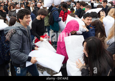 Trafalgar Square, London, Regno Unito Il 4 aprile 2015. Centinaia di persone si sono radunate in Trafalgar Square a Londra per un cuscino di massa lotta sul cuscino internazionale lotta giorno. I concorrenti ha colpito ogni altra con piuma cuscini riempiti nel Regno Unito la città capitale. Gli organizzatori della manifestazione hanno detto che la speranza la concorrenza incoraggerà i londinesi per arrivare all'aperto e de-stress. Questo anno è il 7° evento annuale che vede le persone hanno preso parte in più di 100 città in tutto il mondo. Credito: Mark Richardson/Alamy Live News Foto Stock