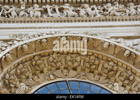 Sculture di angeli in corrispondenza della facciata della Basilica di Santa Croce o la chiesa di Santa Croce, una famosa chiesa barocca a Lecce, Puglia, Foto Stock