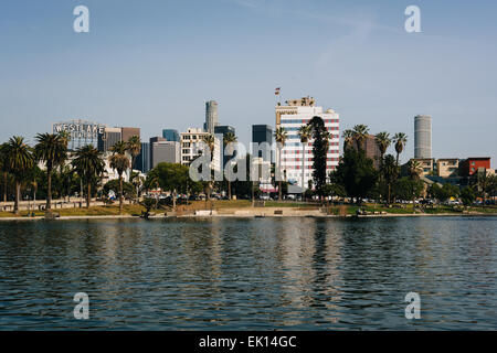 Il Los Angeles skyline e il lago a MacArthur Park, in Westlake, Los Angeles, California. Foto Stock