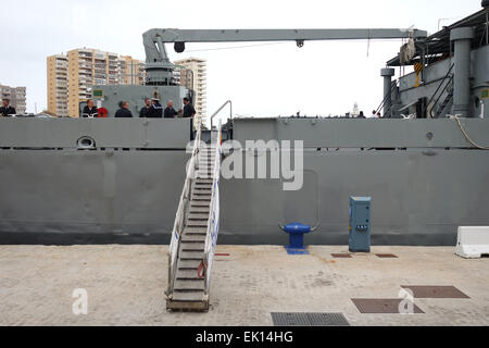 Passerella fino alla marina spagnola nave ormeggiata nel porto di Malaga, Costa del Sol, Spagna. Foto Stock