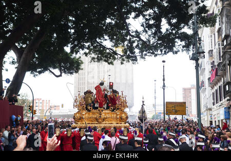 Penitenti portano la flottazione con Gesù Cristo, processione, la settimana santa, Semana Santa, Malaga, Andalusia, Spagna. Foto Stock