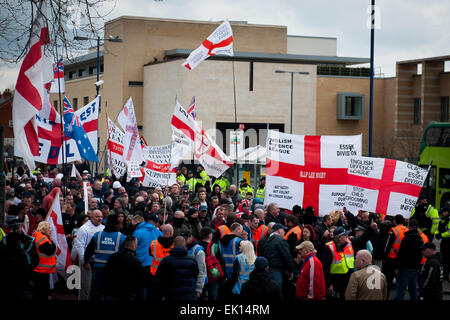 Oxford, Regno Unito. Il 4 aprile, 2015. Difesa inglese League manifestazione contro l'esito della prova Bullfinch relative al bambino toelettatura in Oxford,UK Credit: roger askew/Alamy Live News Foto Stock